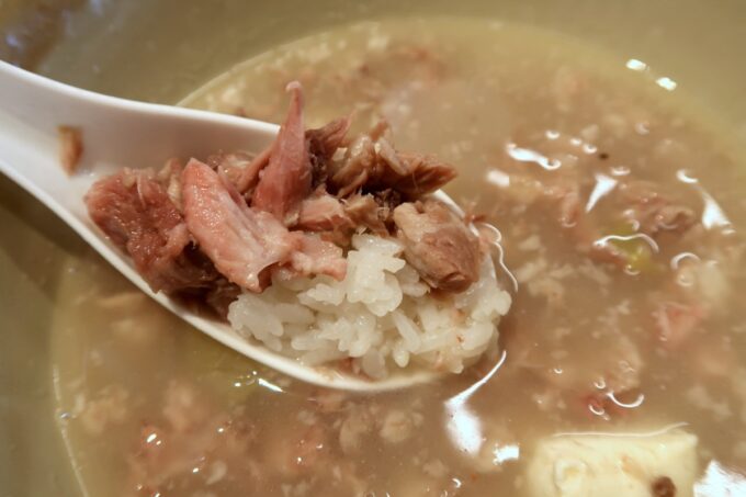 浦添「宮良そば」骨汁にごはんを沈めてスープと共に食べる