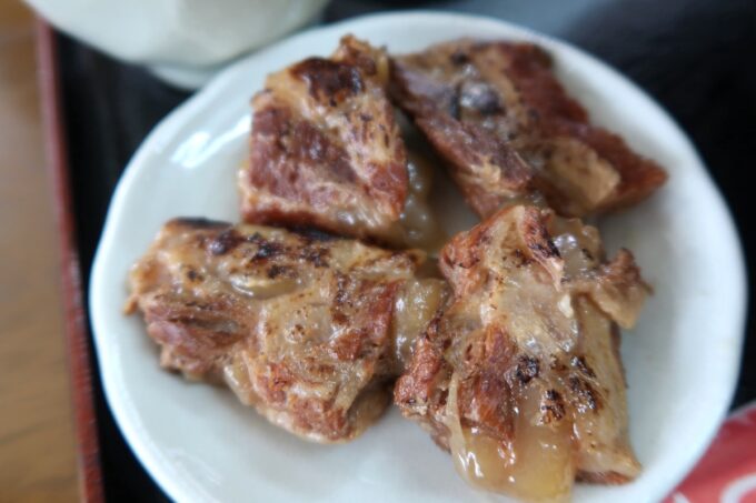 中城村「麺家にらい」別皿の炙り軟骨ソーキ