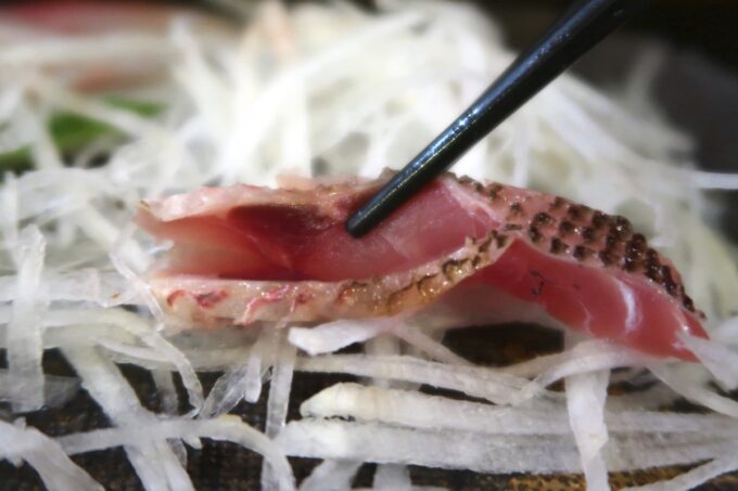 那覇市久茂地「漁師めし おやじ80」深海セット（1200円）の深海魚の刺身には隠し包丁が入っていた