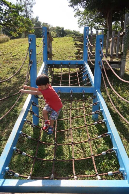 沖縄市「八重島公園」南側エリアのロープアスレチックで遊ぶお子サマー