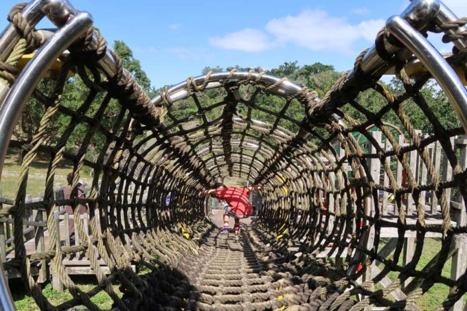 沖縄市「八重島公園」南側エリアのロープトンネルで遊ぶお子サマー