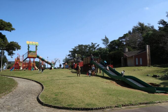 沖縄市「八重島公園」北側エリアの遊具全体