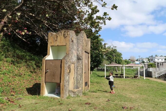 沖縄市「八重島公園」南側エリアの古いトイレ