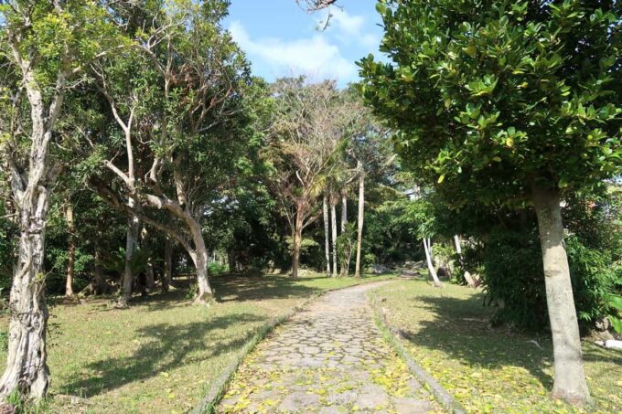 沖縄市「八重島公園」北側エリアの遊歩道
