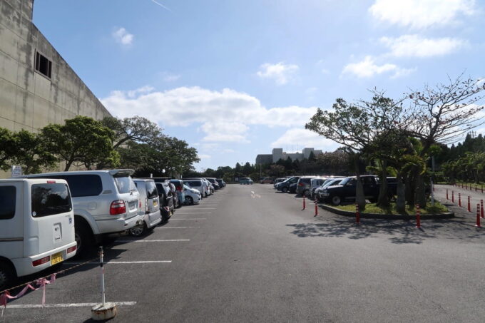 沖縄市「八重島公園」沖縄市民会館の駐車場を利用できる