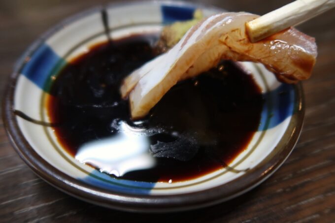 愛媛県松山市「居酒屋まつだ」醤油に石鯛の刺身をつけると脂が浮いた