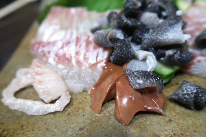 愛媛県松山市「居酒屋まつだ」石鯛の肝や湯引きした皮も刺身に盛り付けられている