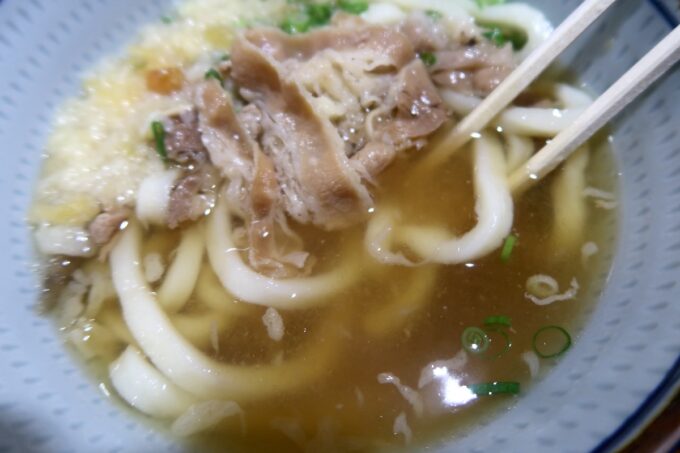 四国中央市「手打ちうどん 菜の家」肉うどんのスープ