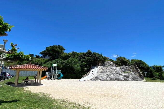 読谷村「渡具知ビーチ」にある公園遊具