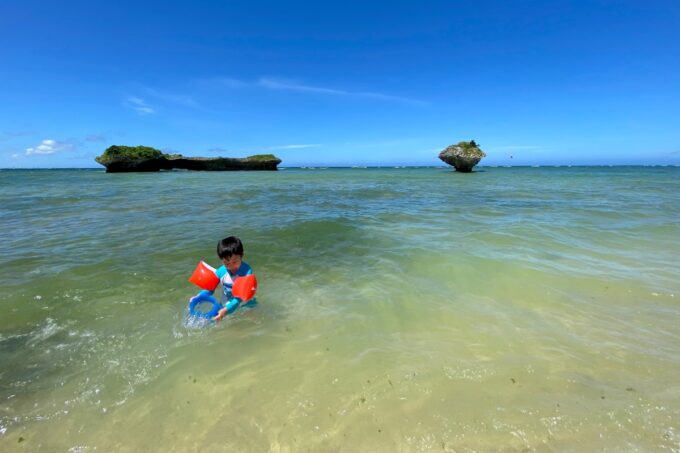読谷村「渡具知ビーチ」は浅瀬の海岸で、子どもを遊ばせるのにちょうどよい