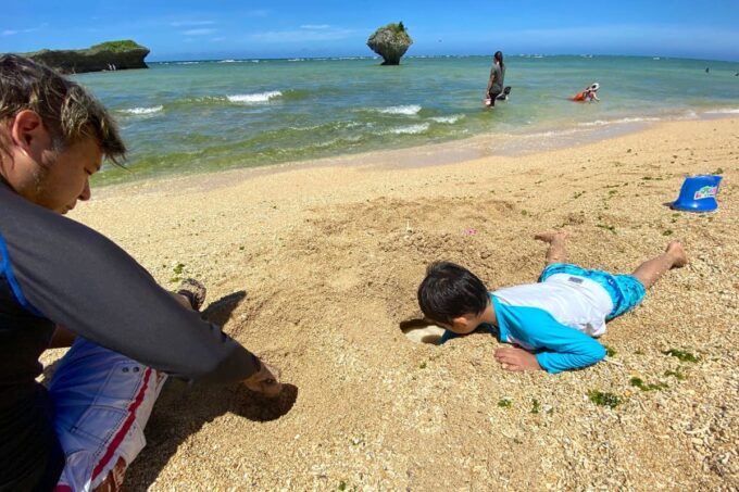 読谷村「渡具知ビーチ」砂浜で穴を掘って遊ぶお子サマー