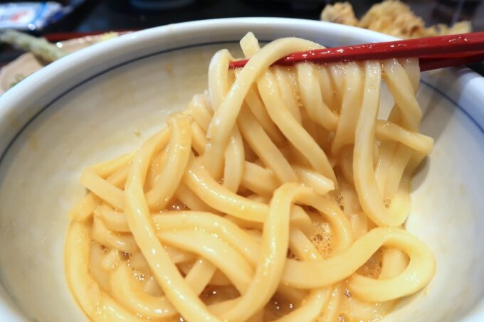 「はやし家製麺所 高松空港店」かまたまのうどんと玉子と醤油を混ぜ合わせる