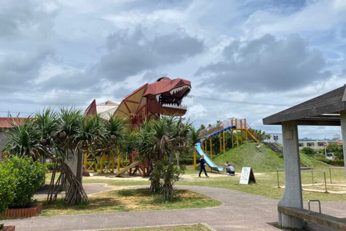 与那原町「東浜きょうりゅう公園」えっ、恐竜がいるんだけど。