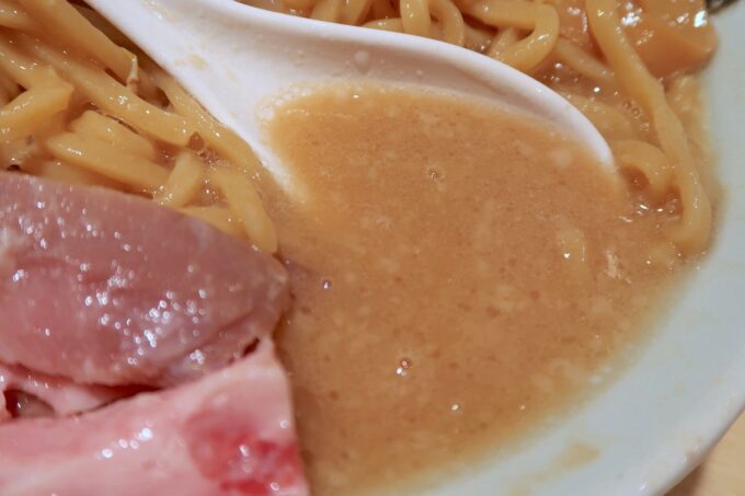沖縄市「らー麺アオキジ」ベンケエの味の濃い東京豚骨醤油スープ