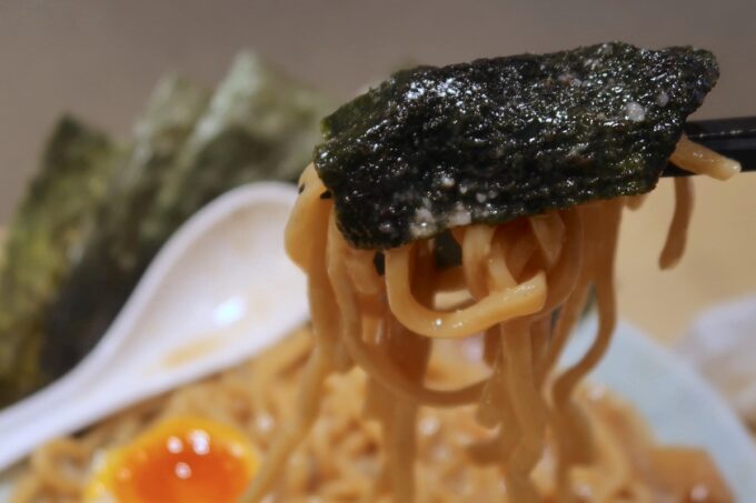 沖縄市「らー麺アオキジ」ベンケエの麺を海苔で巻いて食べる