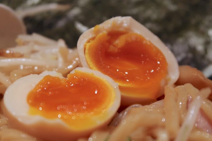 沖縄市「らー麺アオキジ」味玉は完璧な半熟具合