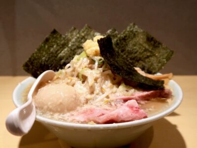 沖縄市「らー麺アオキジ」味玉ベンケエ（950円）を横から