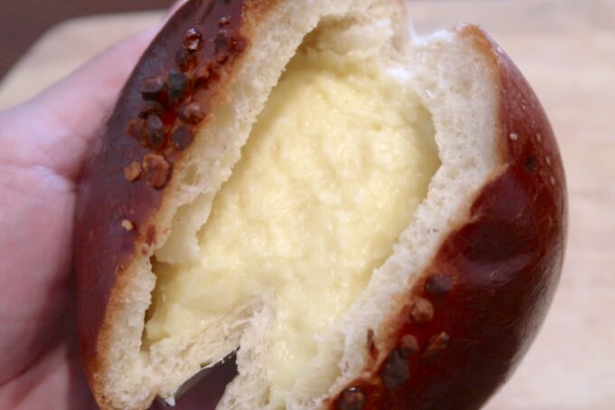 豊見城「Good Morning Bakery（グッドモーニングベーカリー）」プリンクリームパンをカット