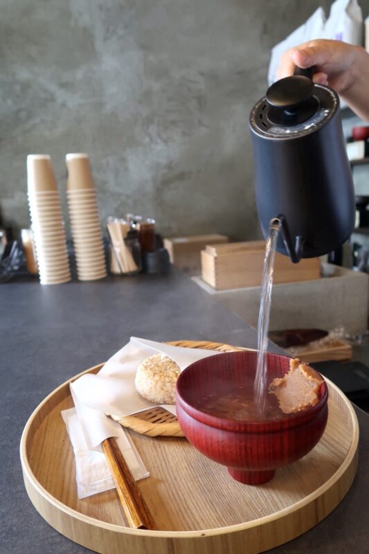那覇市樋川「MEGURO miso soup stand（メグロミソスープスタンド）」かちゅーゆのお湯をお椀に注ぐ