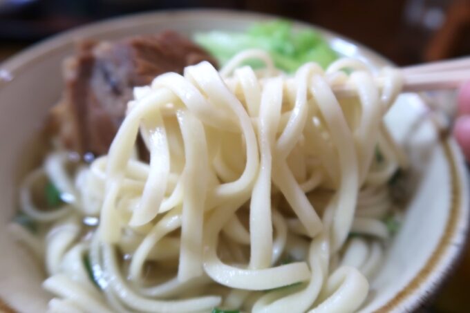 名護市の沖縄そば店「おおしろ」の通常麺は一般的なタイプ