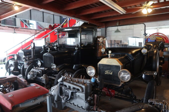 宜野湾「RIDER'S GARAGE CAFE＆DINER（ライダーズガレージ カフェ＆ダイナー）」フォードの旧車が展示されている