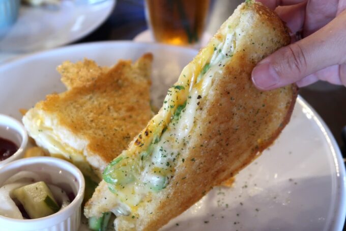宜野湾「RIDER'S GARAGE CAFE＆DINER（ライダースガレージ カフェ＆ダイナー）」しにたっぷりチーズのグリルドサンドイッチがでっかい！