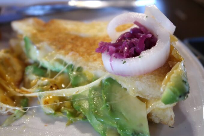 宜野湾「RIDER'S GARAGE CAFE＆DINER（ライダースガレージ カフェ＆ダイナー）」サンドイッチにピクルスを乗せて食べるのがおいしい