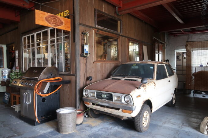 宜野湾「RIDER'S GARAGE CAFE＆DINER（ライダーズガレージ カフェ＆ダイナー）」の店内に置かれた旧車