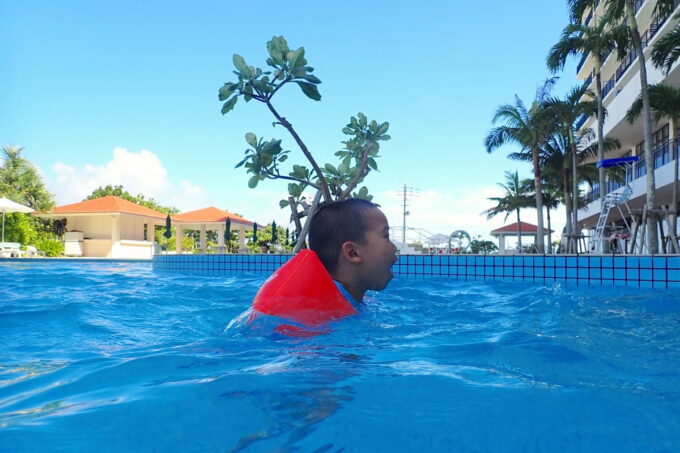 糸満「サザンビーチホテル＆リゾート沖縄」のプールで遊ぶお子サマー