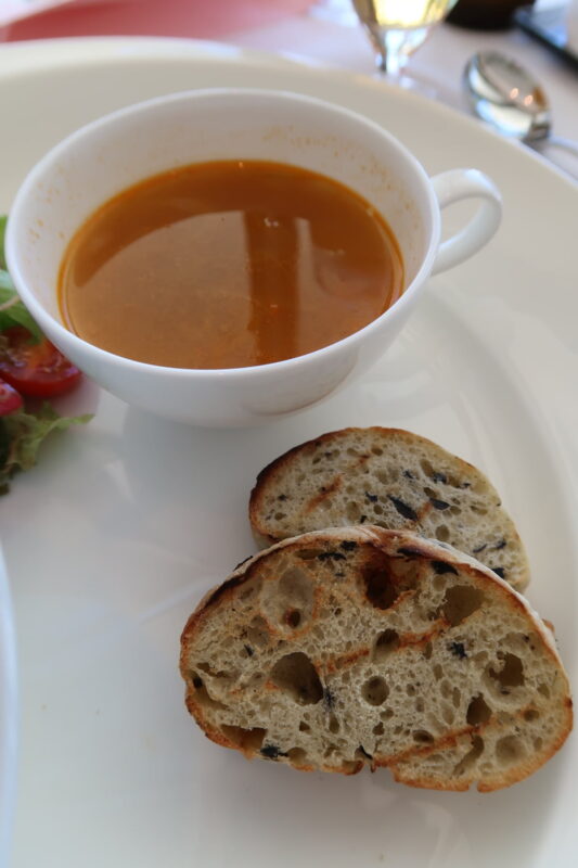 糸満「サザンビーチホテル＆リゾート沖縄」サザンテラスのセレクトランチ、本日のスープとパン