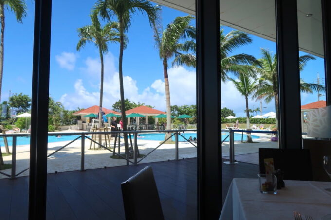 糸満「サザンビーチホテル＆リゾート沖縄」1階レストラン、サザンテラスからプールサイドの眺め