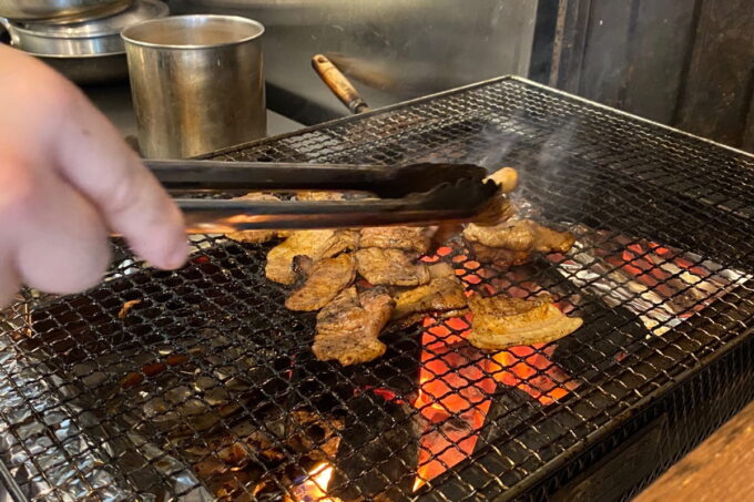 那覇市久茂地「やまびし」焼いた豚肉をタレに潜らせ、もう一度炭火で炙る