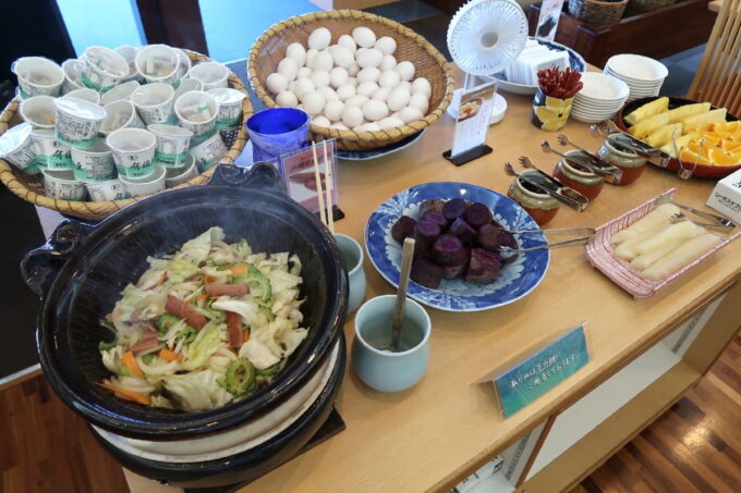 カヌチャリゾート「和食レストラン 神着（かぬちゃ）」和御膳の野菜炒め、生卵、昆布の佃煮など