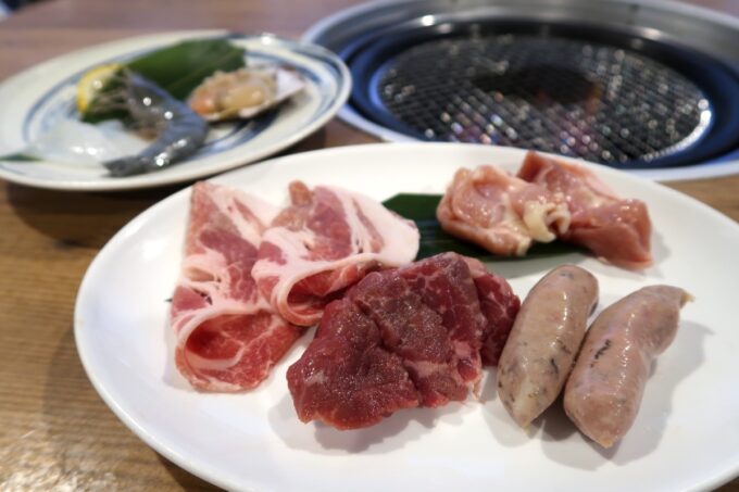 カヌチャリゾート「バーベキューテラス クーワクーワ」の6050円コースのお肉（1人前）