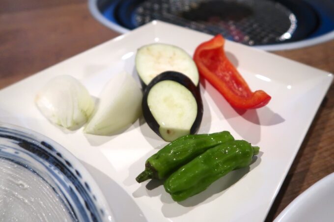 カヌチャリゾート「バーベキューテラス クーワクーワ」ハーフブッフェから持ってきた焼き野菜