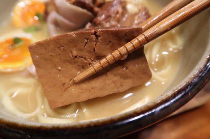 那覇市久茂地「くもざき」ソーキそばに乗せられたしみしみの豆腐