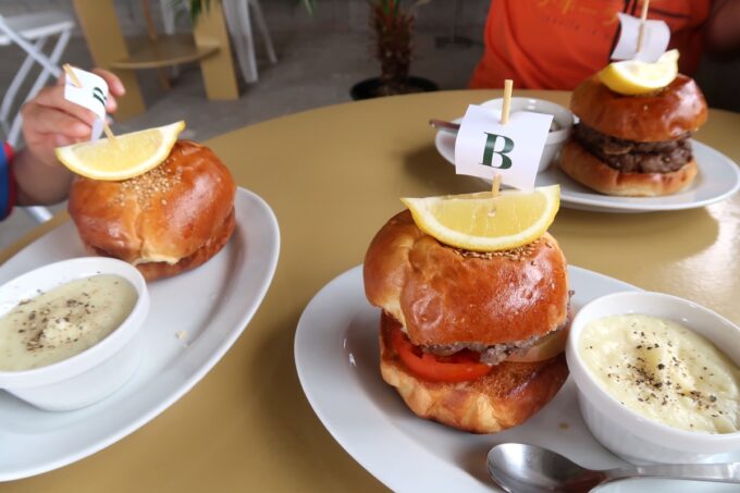 那覇市首里金城町「BABYBABY HAMBURGER ＆ BOOKS」お子サマーを連れてハンバーガーを食べに行った