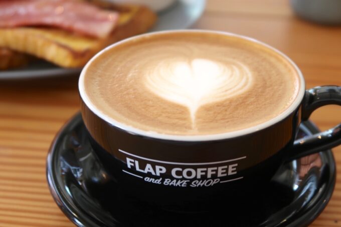 宜野湾市普天間「フラップコーヒー（FLAP COFFEE and BAKE SHOP）」フレンチトーストのセットドリンクはカフェラテを選んだ