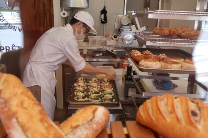 那覇市樋川「Le Preta Porter（プレタポルテ）」ショーケース越しにパンを焼くお店の方が見えた