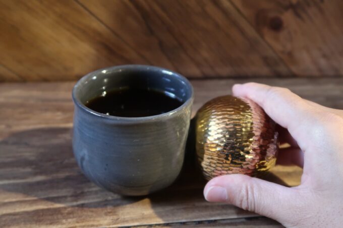 糸満市「cafe MONDOOR（モンドア）」陶芸家・今村能章さんのドアノブカップにこだわりを感じる