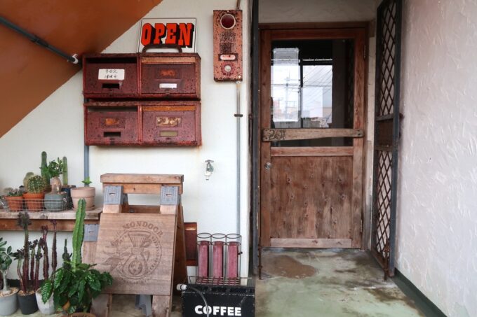 糸満市「cafe MONDOOR（モンドア）」の入り口