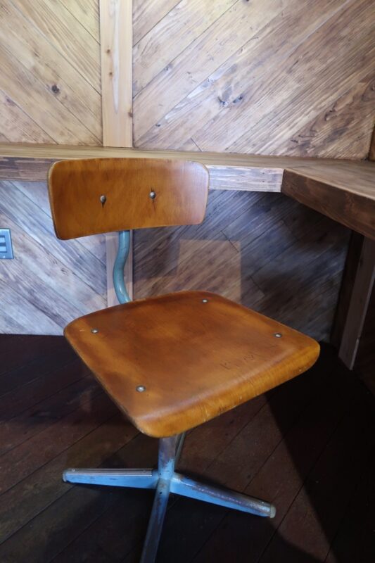 糸満市「cafe MONDOOR（モンドア）」の椅子が小学校を思い出させた