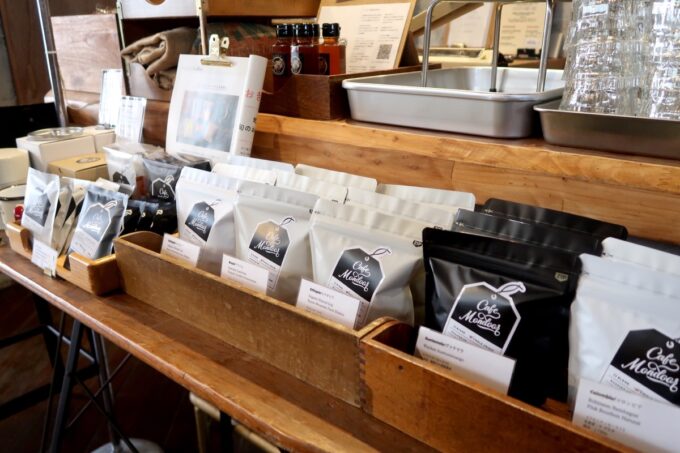 糸満市「cafe MONDOOR（モンドア）」お気に入りが見つかればコーヒー豆も買って帰れる