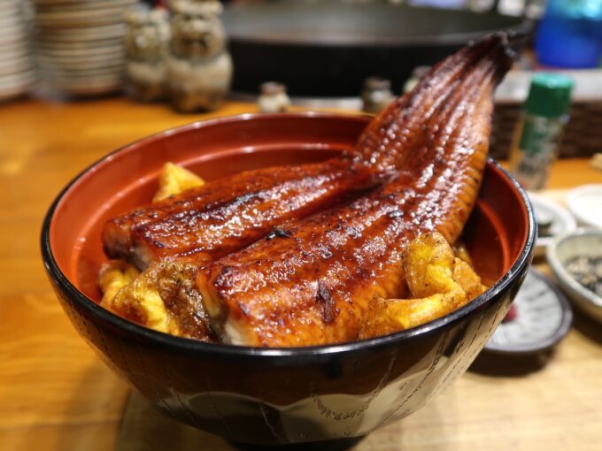 那覇市久茂地「くもざき」うな玉丼とは、出汁巻き卵の上に鰻がドンと乗せられたごはん
