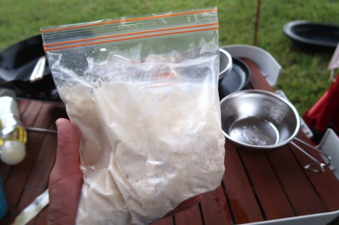 名護「沖縄サンコーストホテル」手元の袋にナンの素と水を入れてこねる