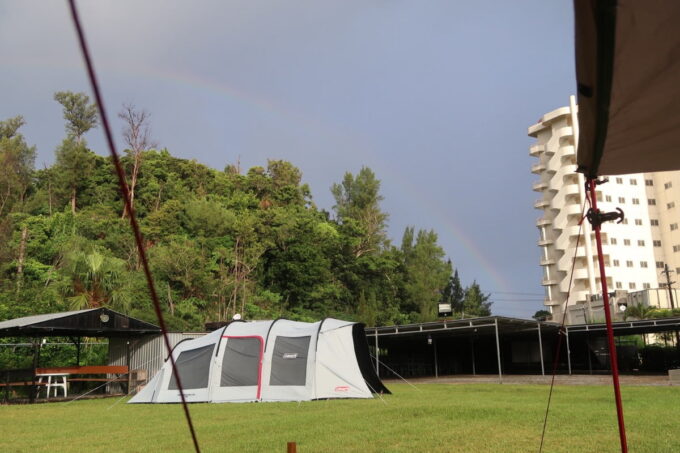 名護「沖縄サンコーストホテル」雨に見舞われたキャンプだったので虹も見られた