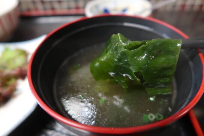 那覇市泉崎「焼肉BULL（ブル）」定食のスープは焼肉屋さんのワカメスープ