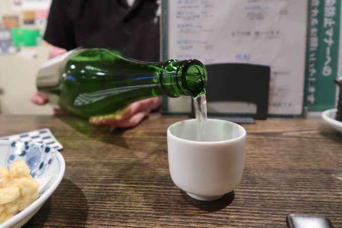 池袋「万事快調」目の前でとくとく注がれる日本酒