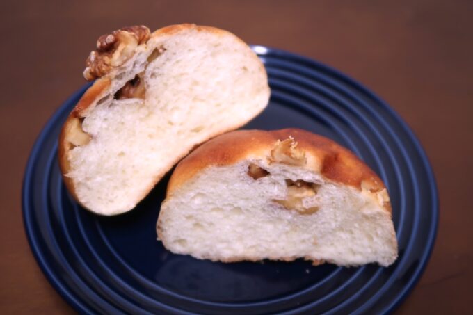 浦添市伊祖「ブーランジェリー ア・テット」くるみパンはふわふわの生地にたっぷりのくるみが乗せられていた