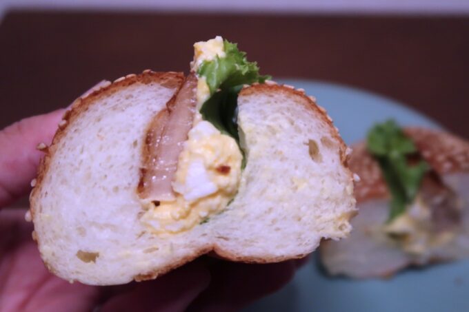 浦添市伊祖「ブーランジェリー ア・テット」テリヤキチキンとタマゴのサンドイッチはセミハードなパンに具材たっぷり